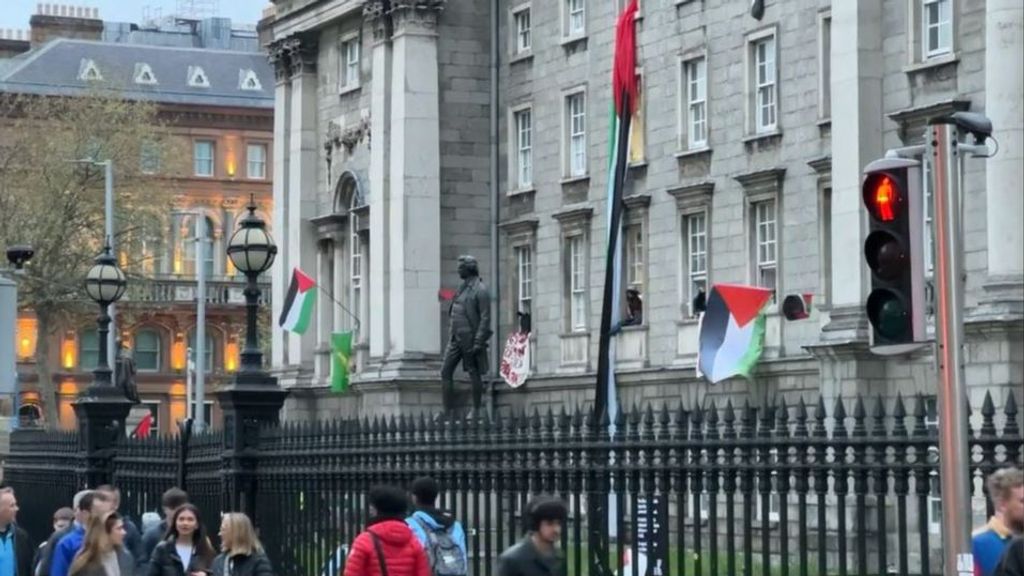 Una universidad irlandesa multa a estudiantes por las protestas propalestinas