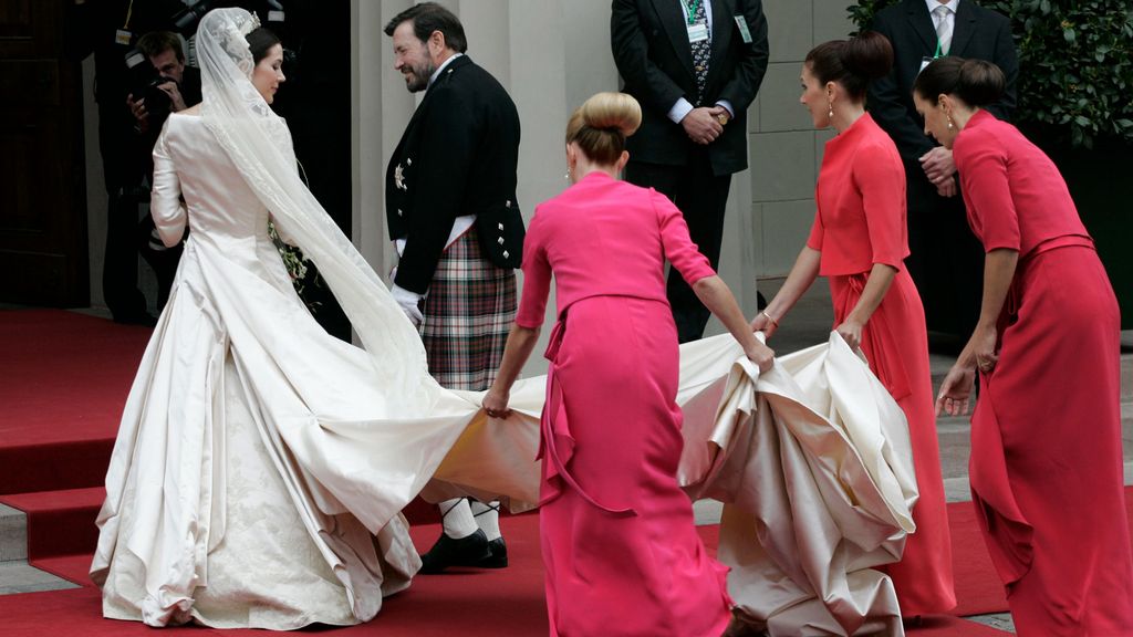 Varias damas de honor tenían que ayudar a Mary con su vestido
