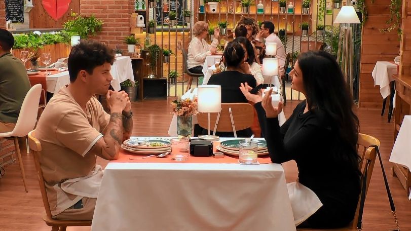 Álex y Victoria durante su cita en 'First Dates'
