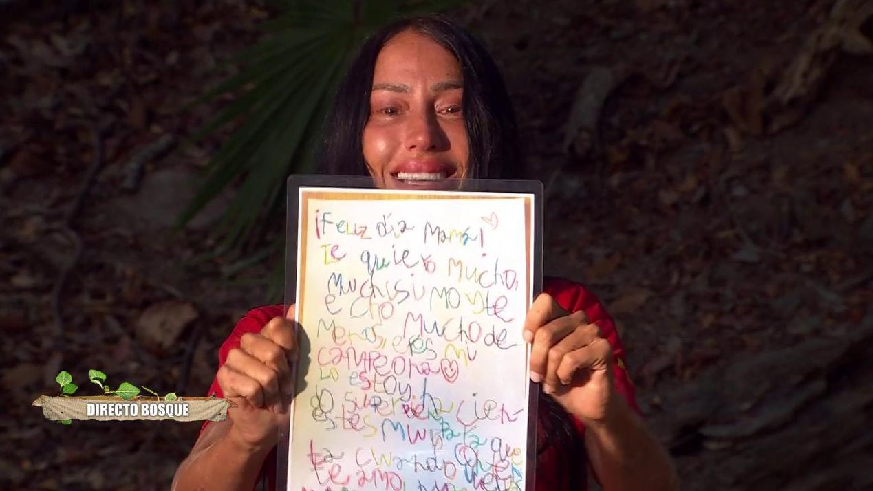 Aurah Ruiz muestra la carta de su hijo