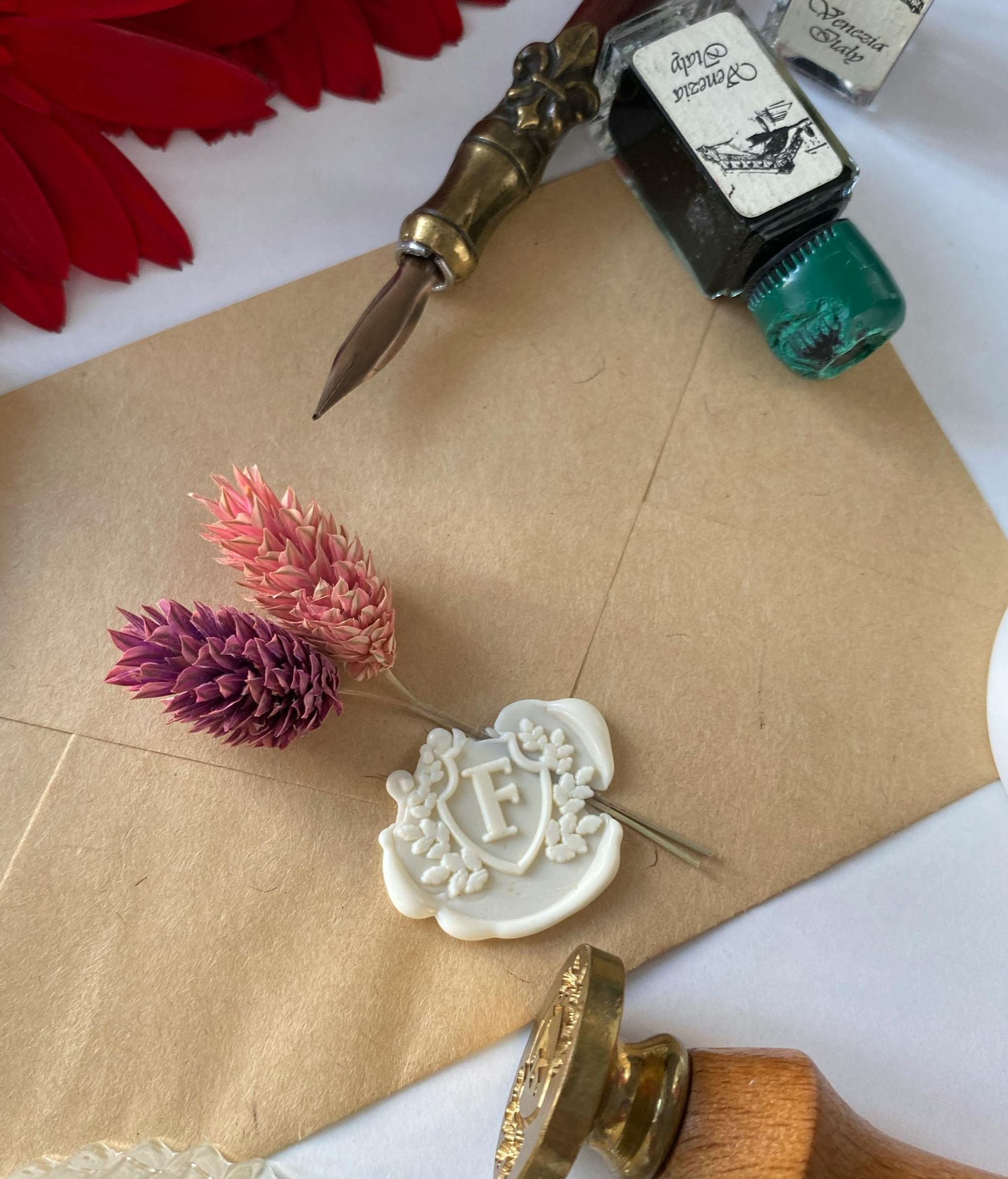 Las invitaciones deben incluir el día y la hora de la boda. FUENTE: Pexels