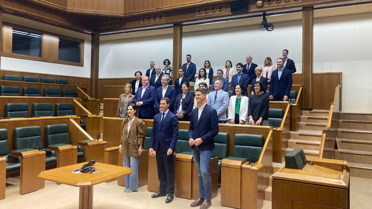 Los 27 parlamentarios jeltzales han acudido esta mañana a recoger sus credenciales