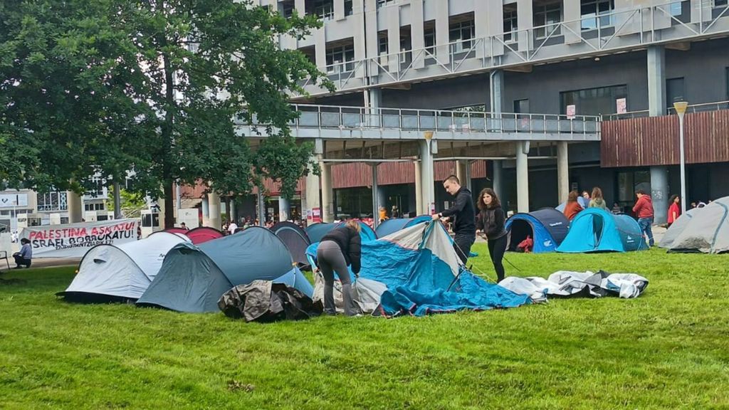 Varios estudiantes acampan en el campus de Leioa