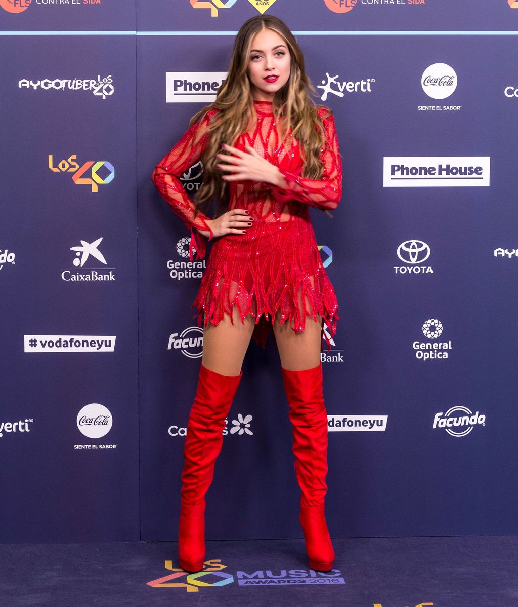 Ana Mena en la alfombra de 'Los 40' en 2016