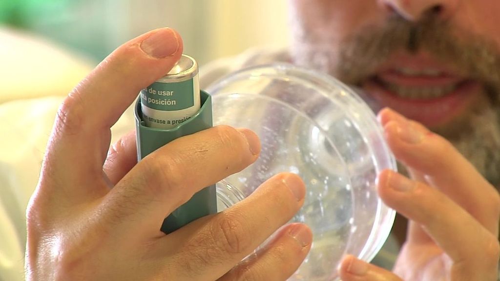 Así se usa el inhalador si tienes asma o problemas para respirar