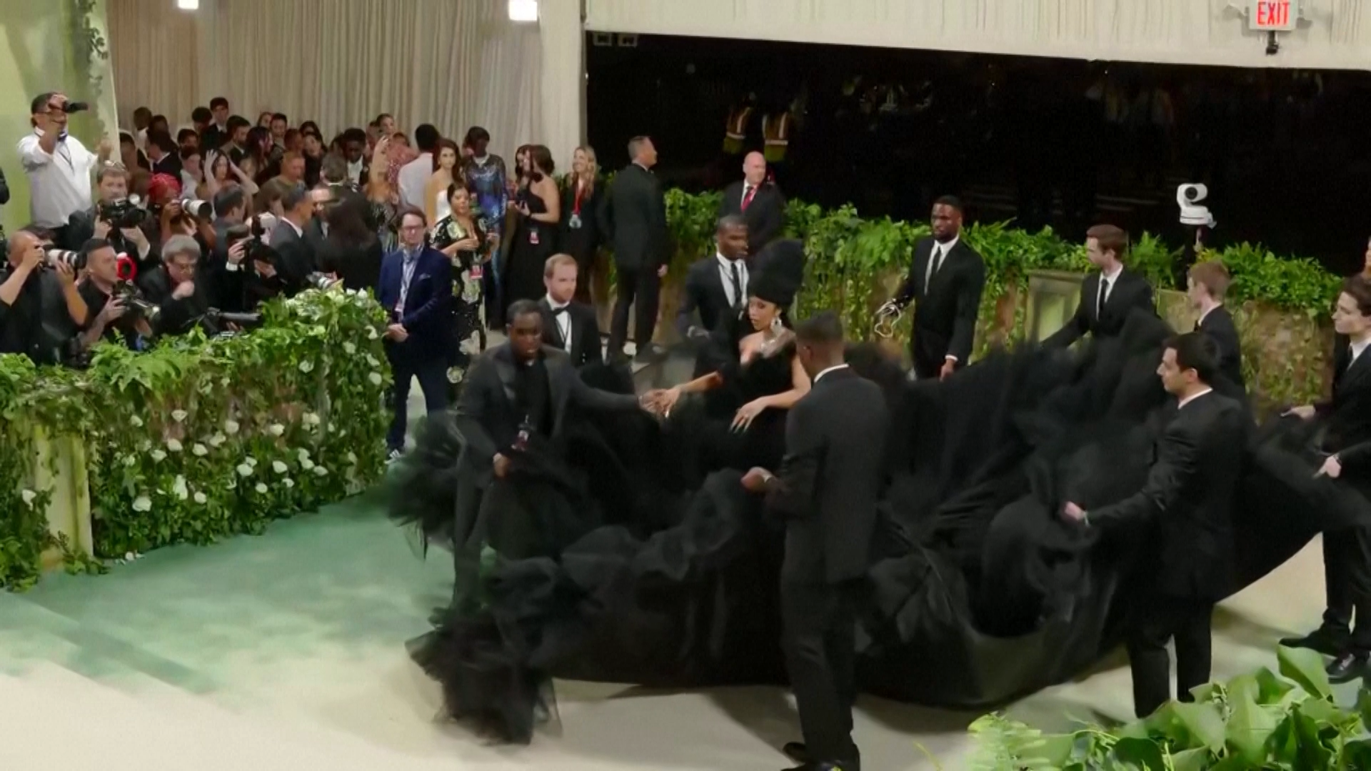 Así ha sido la llegada de Cardi B a la MET gala (Vídeo: Reuters)