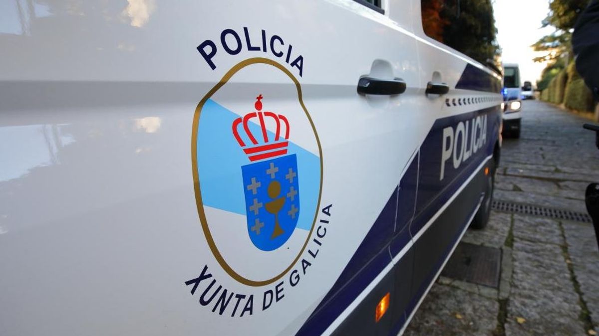 Detenido en Santiago tras encontrarle en su casa un perro muerto en una jaula y otro en estado crítico