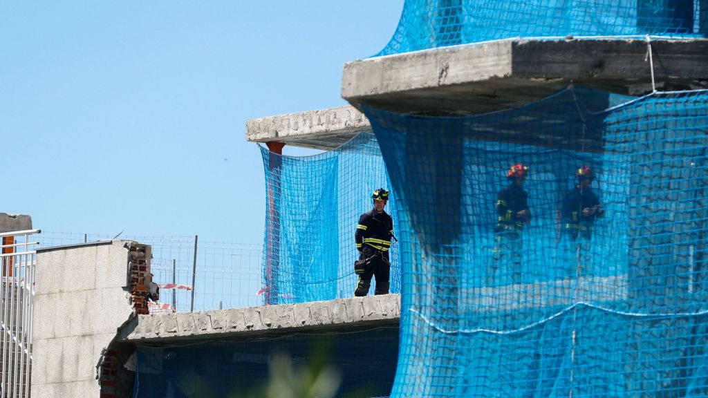 Efectivos del cuerpo de Bomberos revisan el estado del edificio en el que se ha derrumbado el forjado