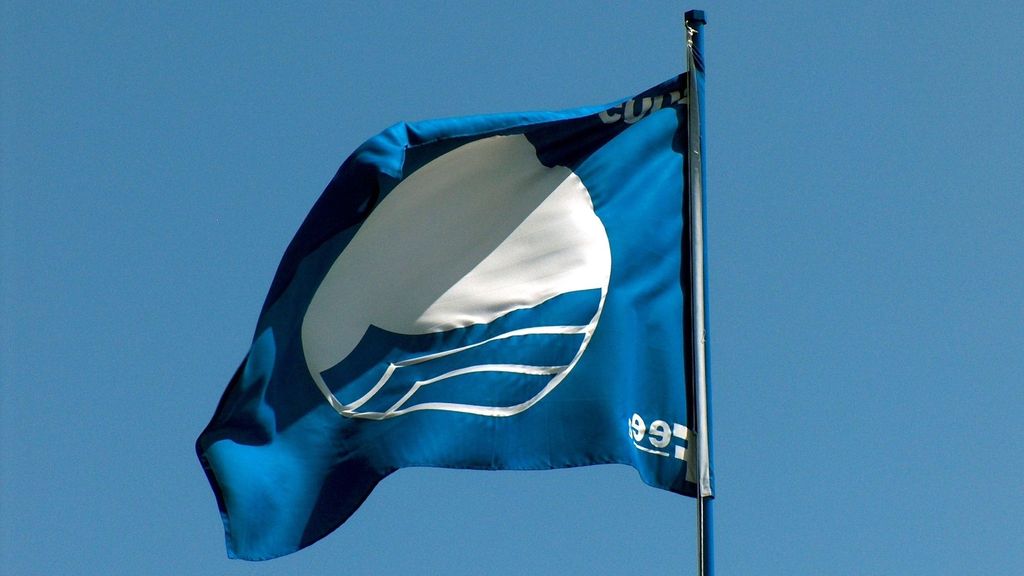 Imagen de archivo de una bandera azul, que este 2024 lucirá en 638 playas españolas