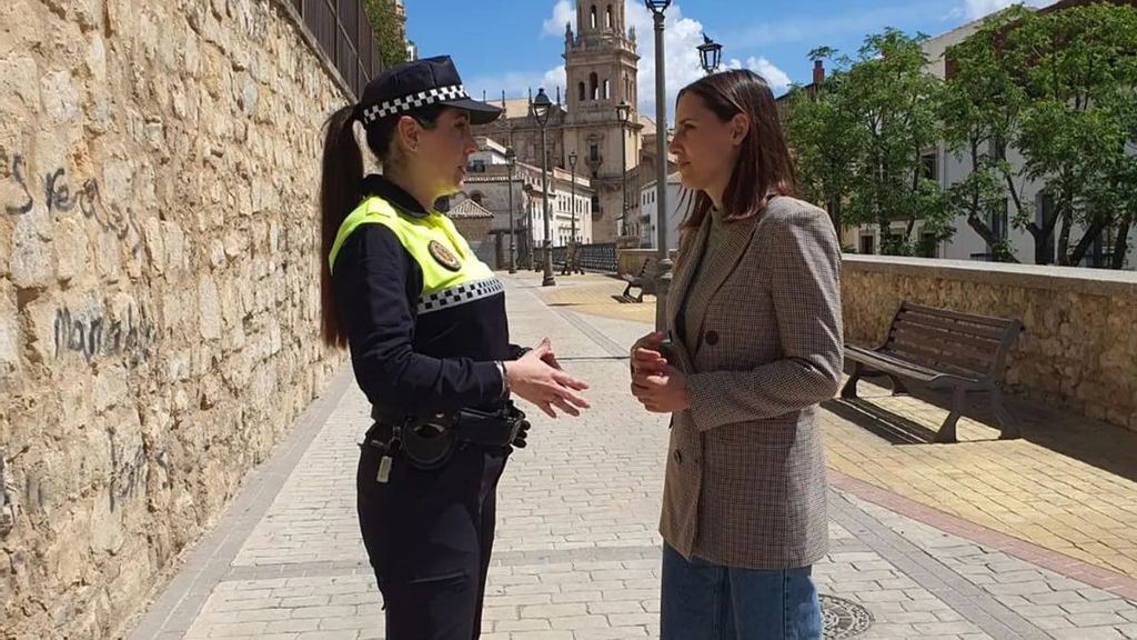 La concejal de Protección y Bienestar Animal del Ayuntamiento de Jaén, Elena Araque, con la Policía Local.