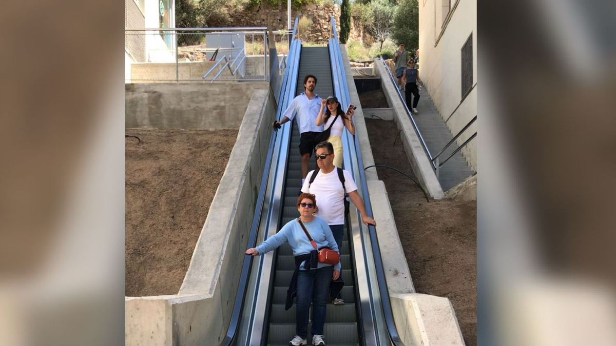 Las escaleras mecánicas que cambian de sentido en el Park Güell: subir o bajar, un reto 'reversible'