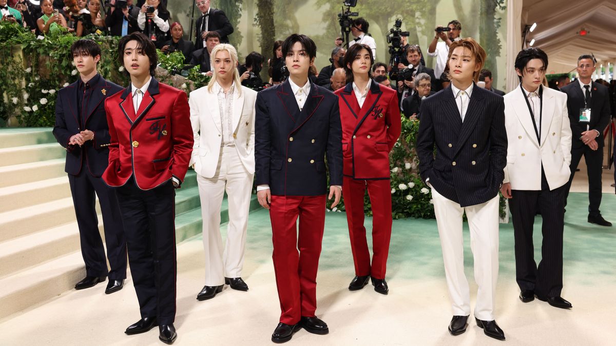 Los ocho miembros de la banda de K-pop Stary Kids posan en la alfombra roja de la Gala Met 2024 en Nueva York