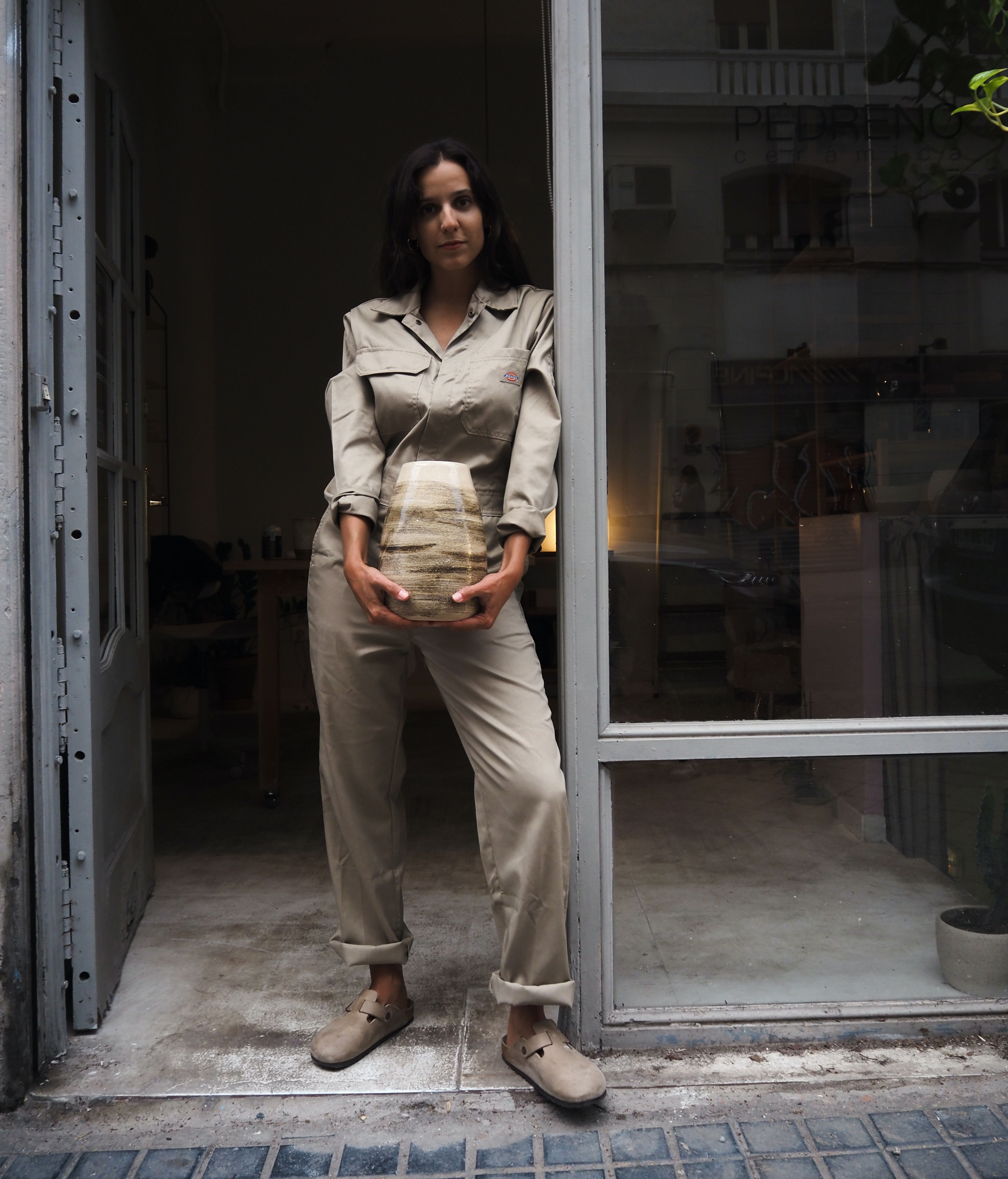 Almudena Pedreño, a las puertas de su taller y escuela de cerámica