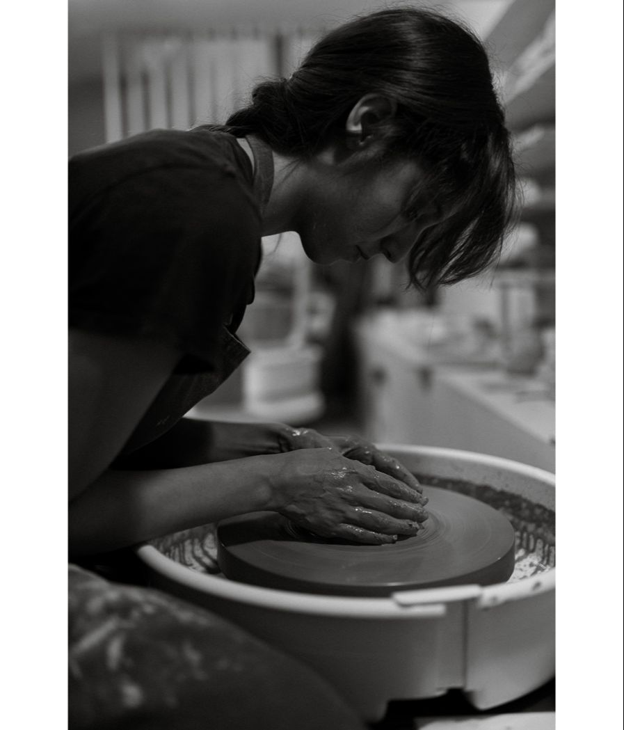 Almudena Pedreño, trabajando con el torno