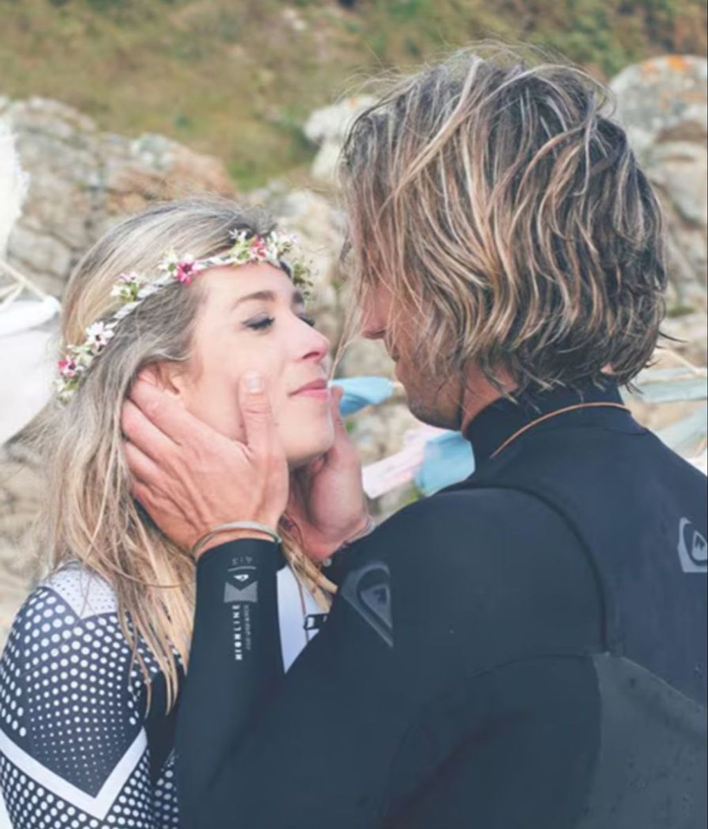 Cristina Boscá y Ángel Martos durante su boda en la playa