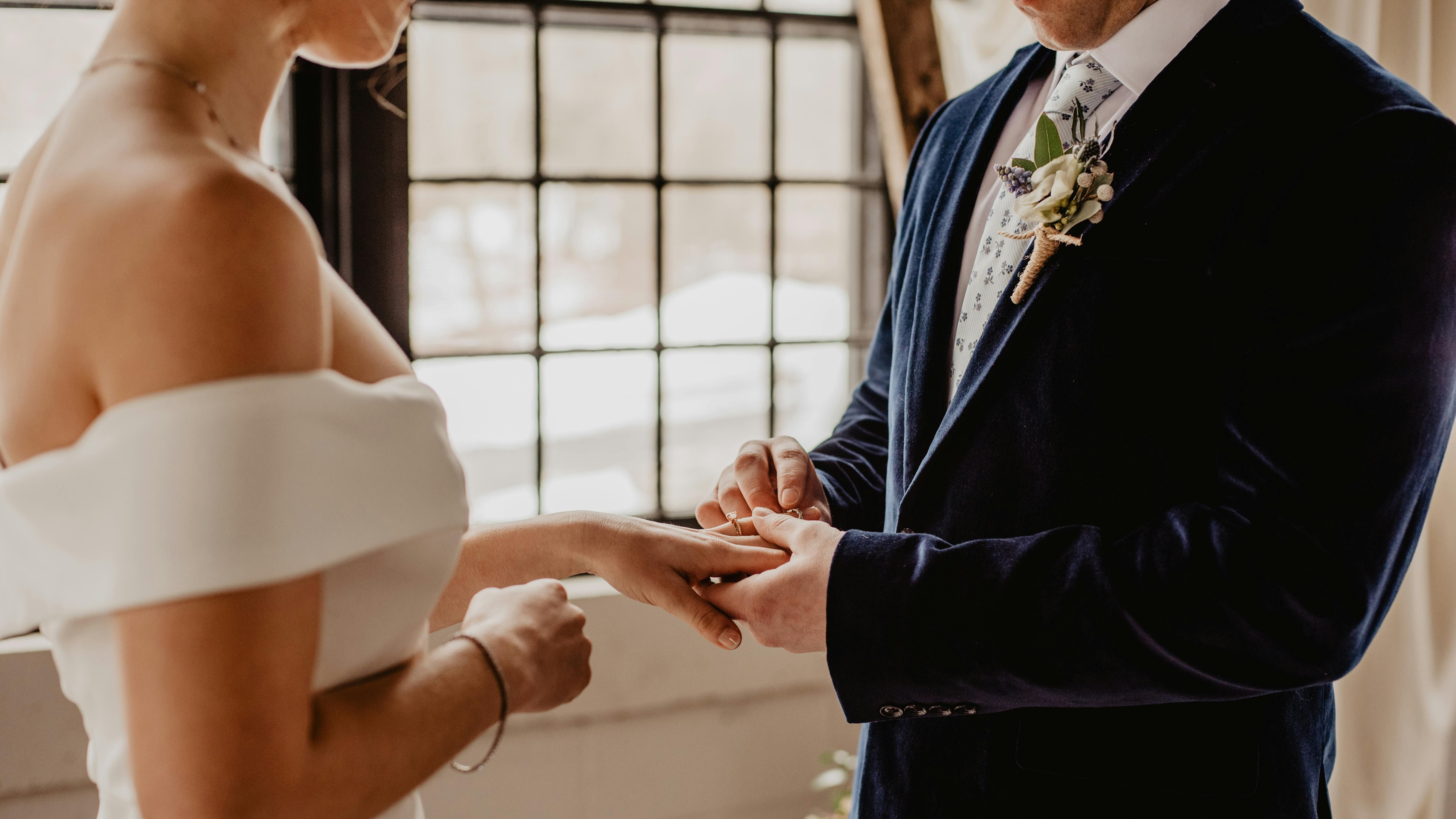 Las alianzas simbolizan la entrega, el amor y el compromiso. FUENTE: Pexels