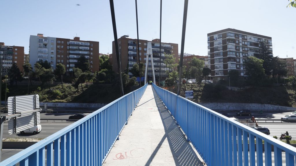 Los peatones y los ciclistas podrán utilizar como itinerario alternativo durante los cortes, la pasarela de Ramón de Aguinaga