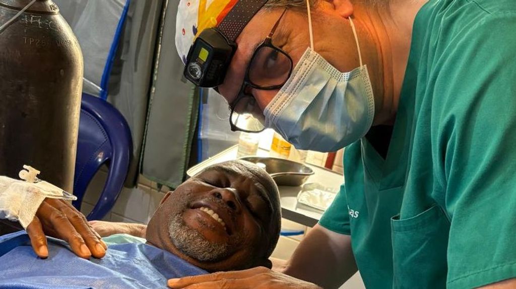 Dr. Barrasa antes de una intervención quirúrgica en Nigeria