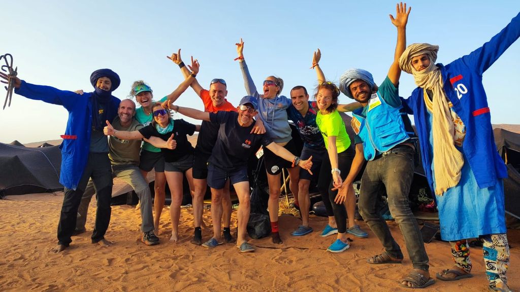 Elena posa junto a algunos de los amigos que hizo durante la carrera