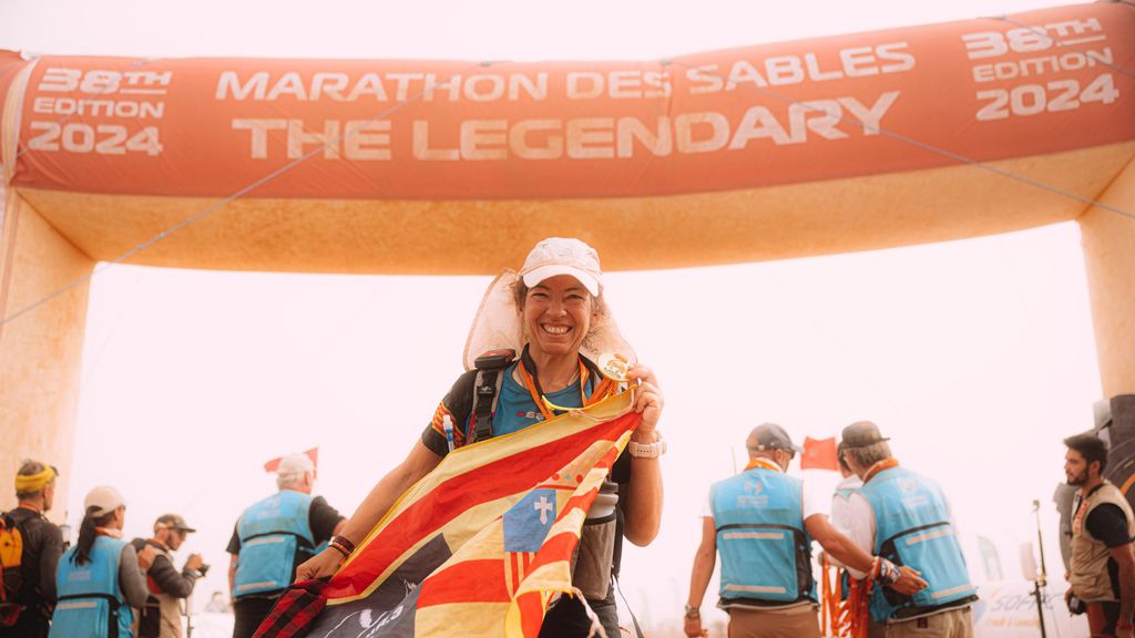 Elena Sanz posa en la meta del Maratón de Sables