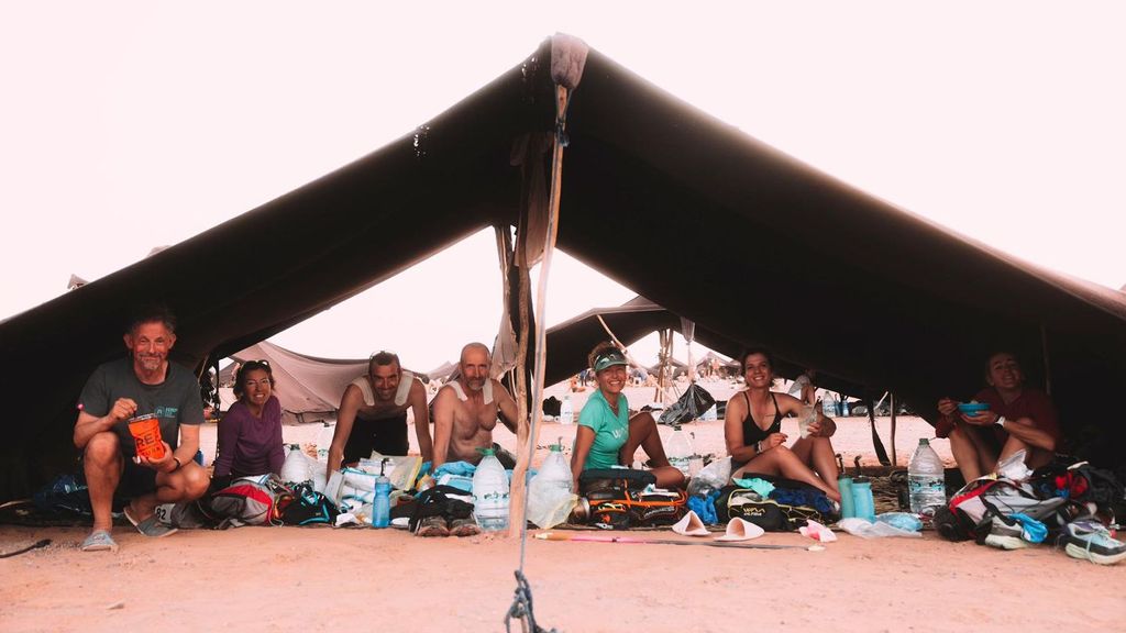 Elena se refugia del calor junto a otros participantes de la prueba