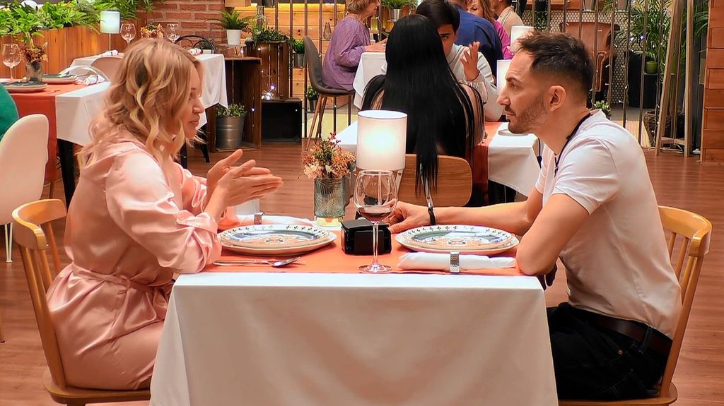 Pablo y Volha durante su cita en 'First Dates'