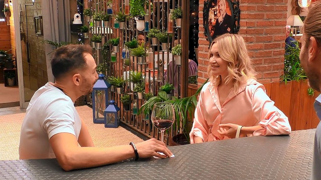 Pablo y Volha durante su cita en 'First Dates'