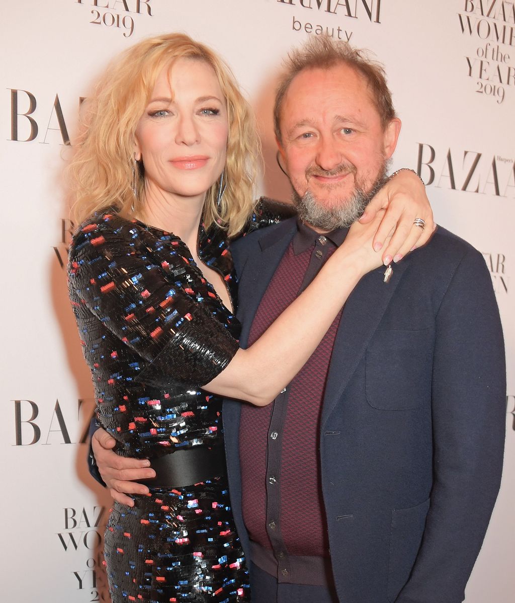 Pareja. Para dolor de algunas, Blanchett está casada con un señor.