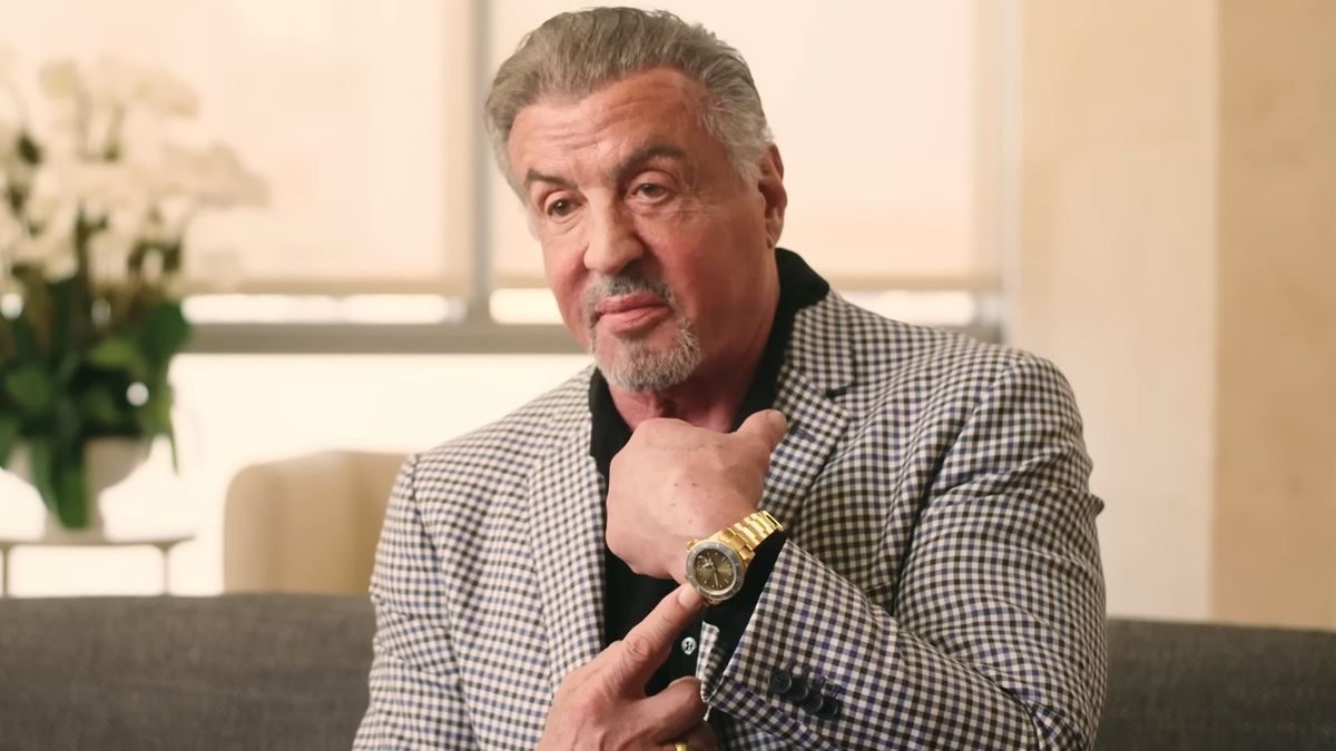 Stallone con uno de los relojes que subasta