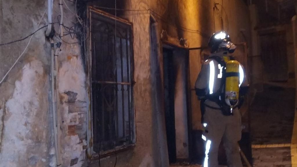 Un bombero tras el incendio de una vivienda en Murcia