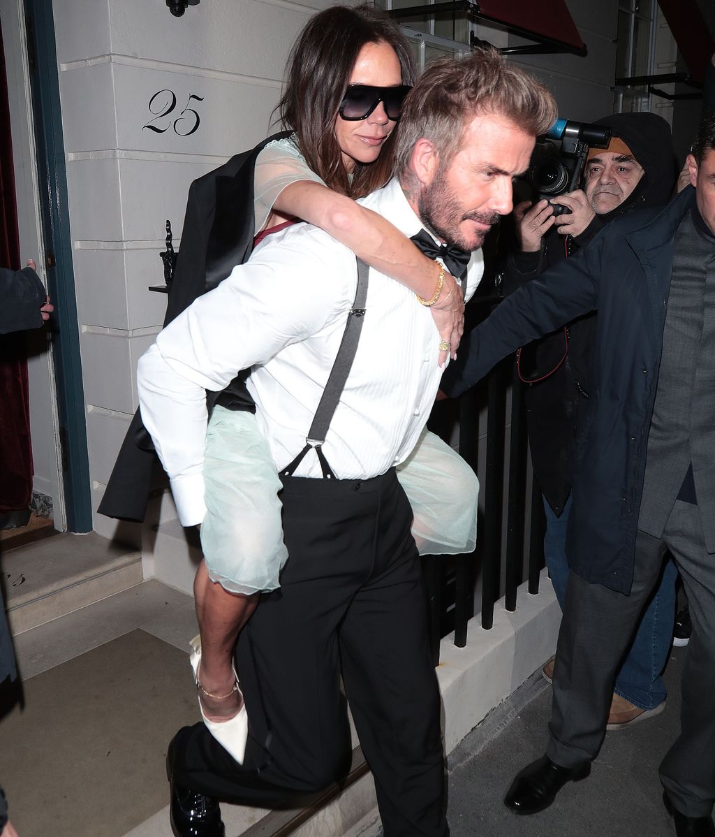 Victoria y David Beckham saliendo de su cumpleaños