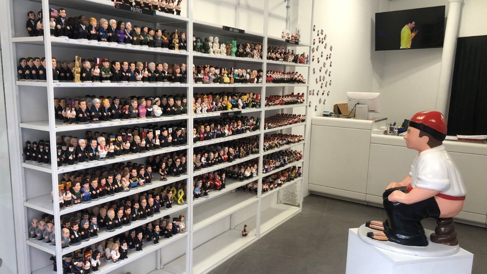 Caganer.com cuenta con cinco tiendas en Cataluña, una en Madrid y ésta en Bilbao