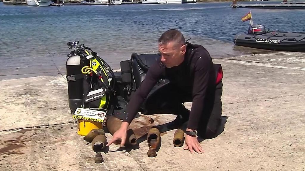 Desactivar explosivos bajo el mar, una labor de los buzos de la armada