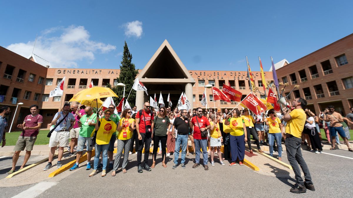 Docentes protestan frente a la Conselleria educacion por los errores en las adjudicaciones de plazas