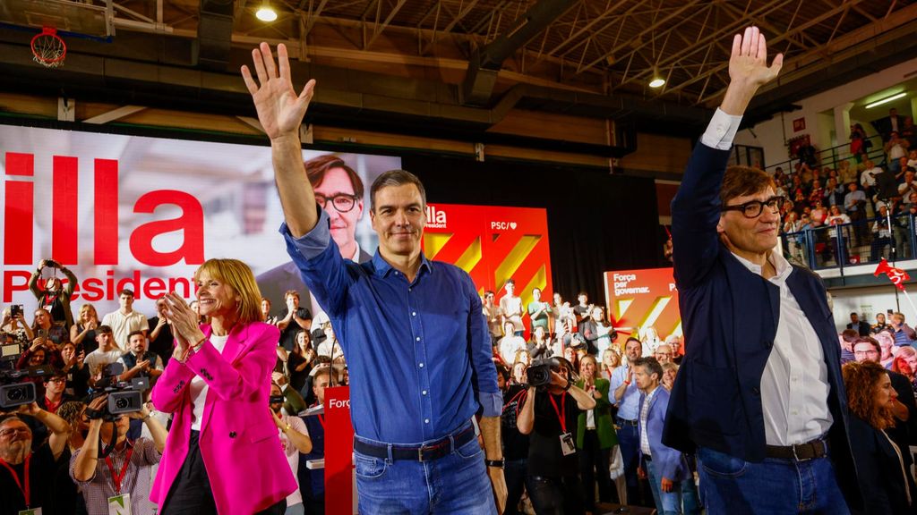 El presidente del Gobierno, Pedro Sánchez,  junto al candidato del Partido Socialista Catalán, Salvador Illa, este jueves