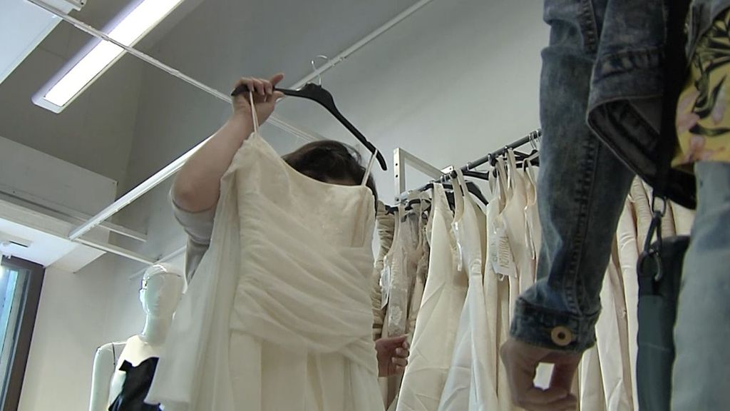 La segunda vida de 175 vestidos de novia, a 30 euros en Barcelona "El precio original supera los mil"