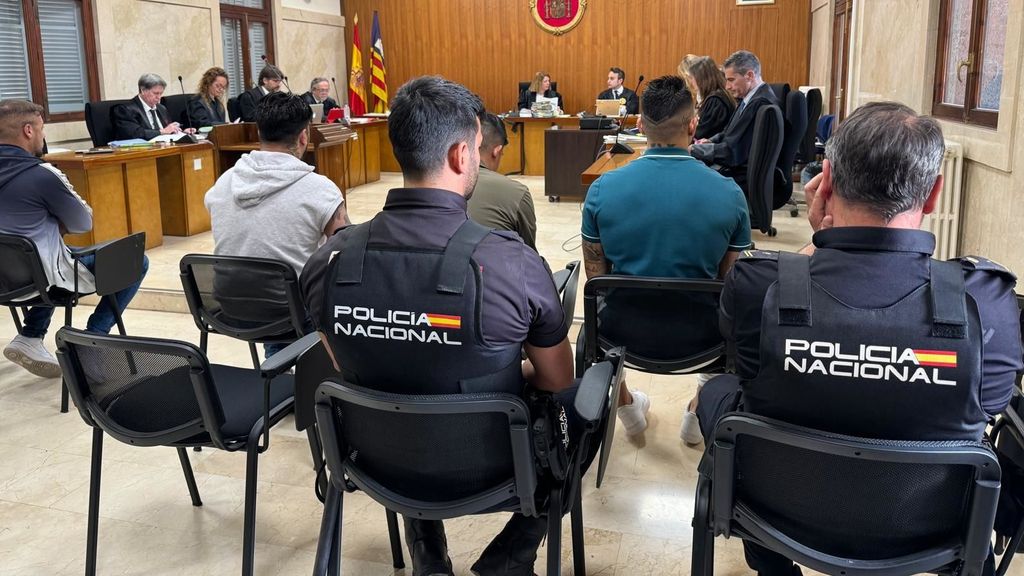 Los acusados por una violación grupal en Palma, sentados ante el Tribunal en la segunda sesión del juicio.