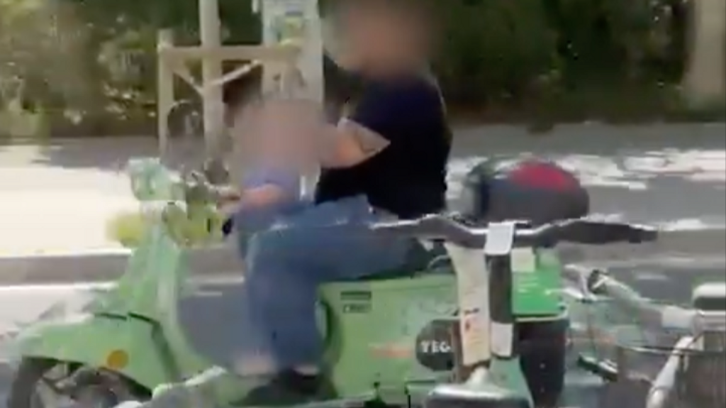 Temeridad a dos ruedas en Barcelona: deja conducir la moto sin casco a una menor mientras usa el móvil