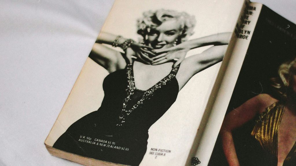 Un libro con la foto de Marilyn Monroe