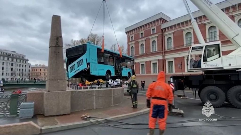 Al menos siete muertos tras la caída de un autobús a un río en San Petersburgo