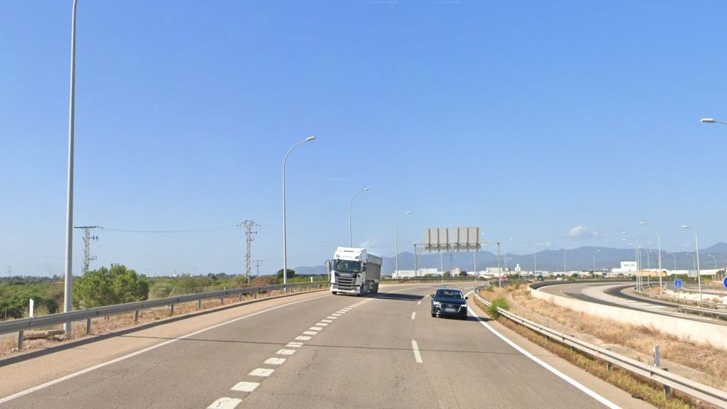 Camión y turismo circulando por la CV-10 por Castellón