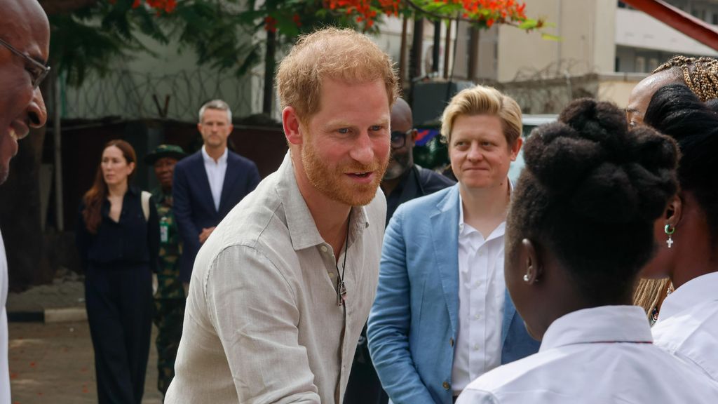El príncipe Harry recibe curiosos y entrañables regalos durante su visita al estado nigeriano de Kaduna