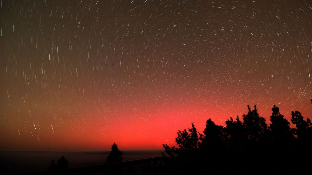 Una aurora boreal alumbra los cielos de gran parte de España esta madrugada