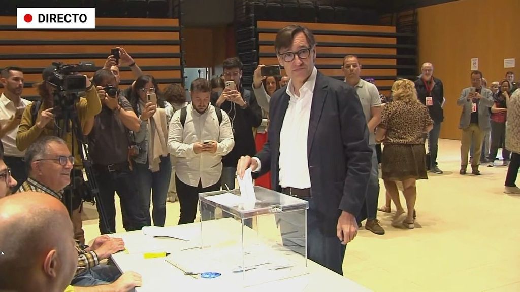 El candidato a la Generalitat del PSC, Salvador Illa, ejerce su derecho al voto