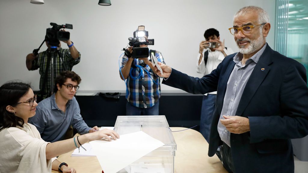 El candidato de CS a la presidencia de la Generalitat, Carlos Carrizosa votó en el colegio electoral instalado en el Instituto de Educación Continua (UPF) del barrio de L,Eixample de Barcelona