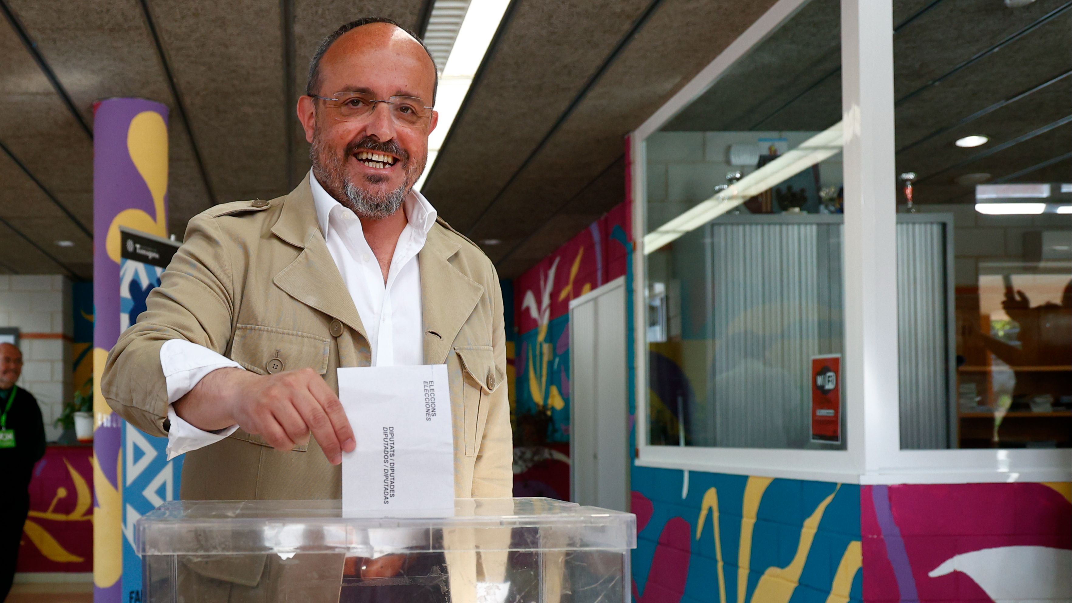 Alejandro Fernández desea una "altísima participación" y pide que los catalanes voten "con alegría"
