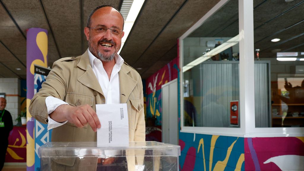 El candidato del PP a la presidencia de la Generalitat, Alejandro Fernández, vota en el Centro Cívico de Sant Pere i Sant Pau de Tarragona
