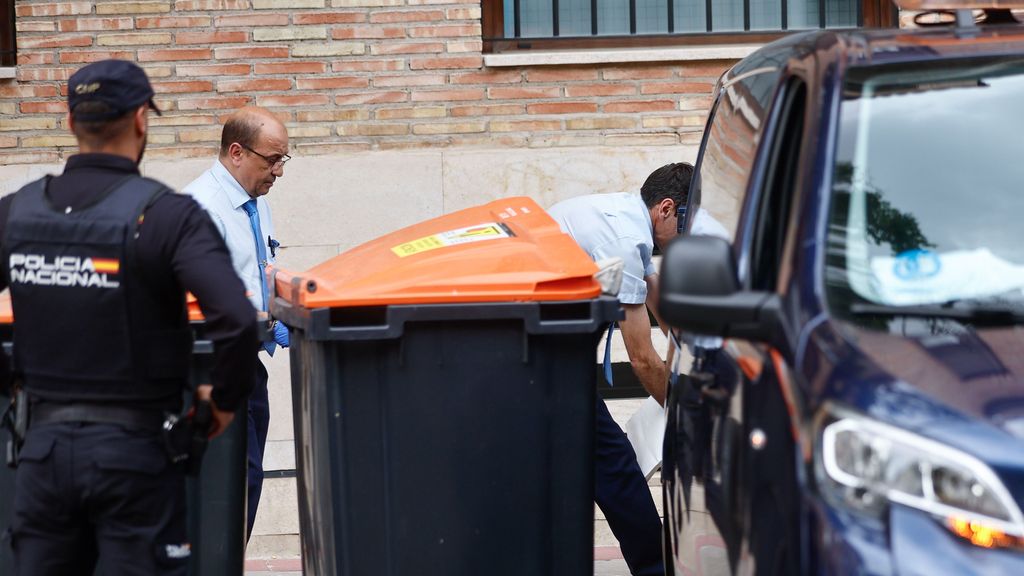 Investigan el hallazgo de un bebé muerto entre cubos de basura en Barajas (Madrid)