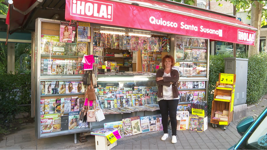 Isabel resucita un quiosco de prensa en Madrid para alegría de sus vecinos: estos puestos están desapareciendo