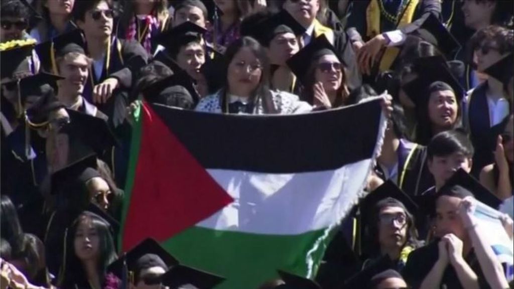 Las protestas de apoyo a Palestina se cuelan en la ceremonia de graduación en Berkeley